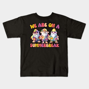 We are on a summerbreak, Gnom with sunbrile on beach Kids T-Shirt